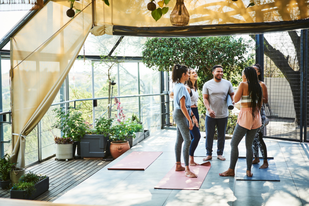 Instiller une communauté positive dans la salle de sport aide les nouveaux membres à surmonter leur nervosité. 